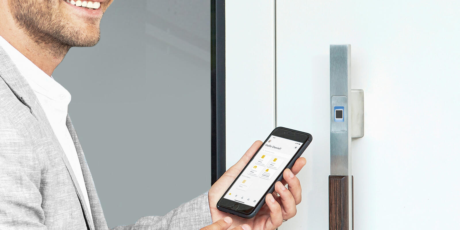 Mann öffnet Haustür